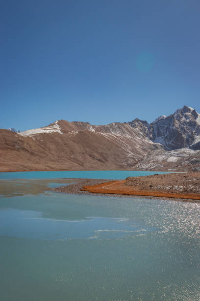 ヒマラヤ山脈に囲まれた息をのむような凍った湖 - glacier himalayas frozen lake ストックフォトと画像