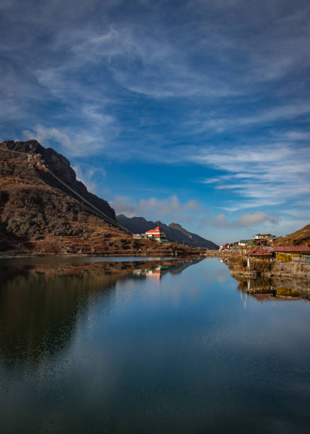 lago rodeado por la montaña del himalaya con reflejo de agua prístina - sikkim fotografías e imágenes de stock