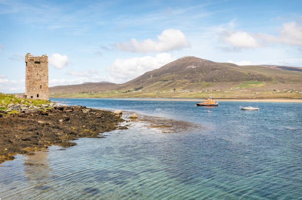 grace o'malley's castle, kildavnet tower, achill island, irlanda - mayo foto e immagini stock