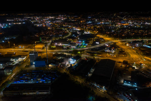foto aérea noturna do centro da cidade de leeds no reino unido, mostrando a cidade britânica de west yorkshire de cima no tempo noturno - leeds england leeds town hall night uk - fotografias e filmes do acervo