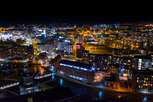 영국 리즈 시내 중심부의 야간 항공 사진, 저녁 시간에 위에서 웨스트 요크셔 영국 도시를 보여주는 - leeds 뉴스 사진 이미지