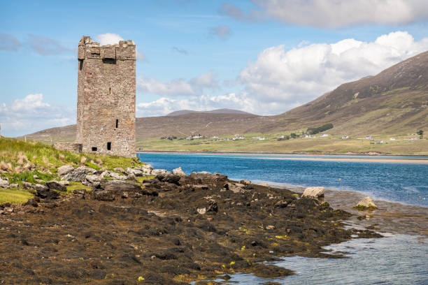 grace o'malley's castle, kildavnet tower, achill island, irlanda - county mayo ireland foto e immagini stock