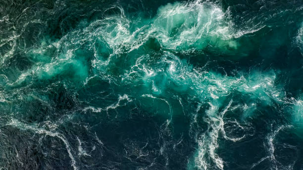 onde d'acqua del fiume e del mare si incontrano durante l'alta marea e la bassa marea. - kraken foto e immagini stock
