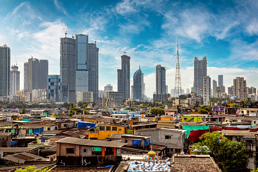 Vistas de los barrios bajos en las costas de mumbai, India, en el telón de fondo de los rascacielos en construcción photo