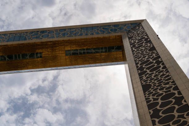 die dubai frame moderne architektur in der innenstadt goldenen farbe an einem blauen himmel sonnigen tag." - editorial tall luxury contemporary stock-fotos und bilder