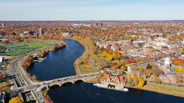 vista aérea do campus da universidade de harvard em folhagem de outono - harvard university - fotografias e filmes do acervo