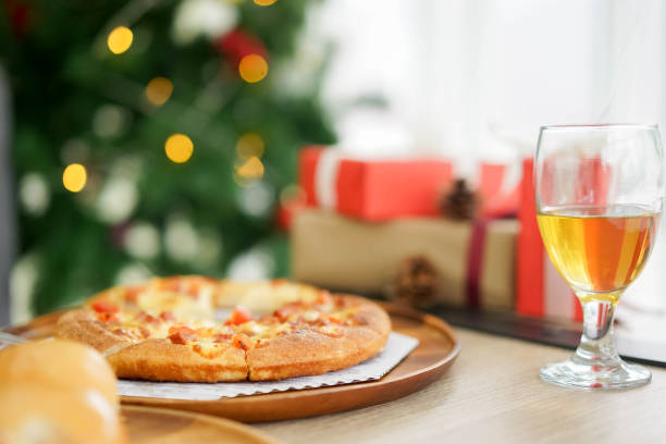 крупным планом на гавайских вкус пиццы на тарелке с бокалом и обедом для подготовки к празднованию рождественского фестиваля концепции - hard liquor color image photography brewery стоковые фото и изображения