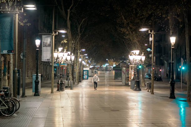 leere ramblas während der ausgangssperre in barcelona - curfew stock-fotos und bilder