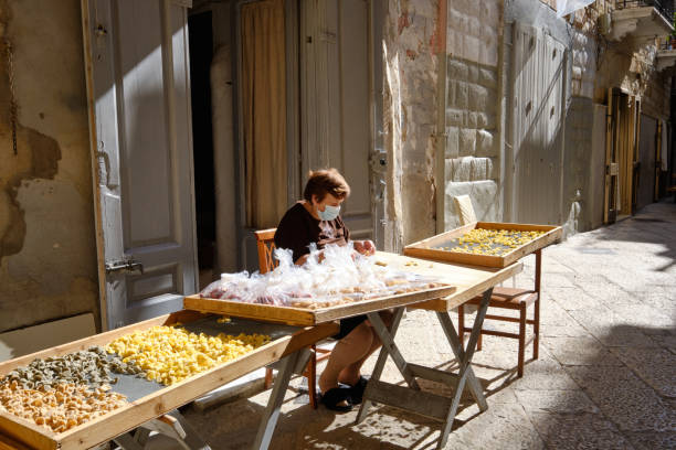 donna barese che prepara le orecchiette in strada - orecchiette foto e immagini stock