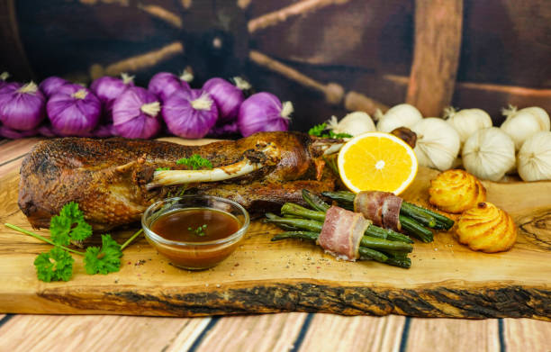 pieczeń gęsi - goose roasted goose meat spit roasted zdjęcia i obrazy z banku zdjęć