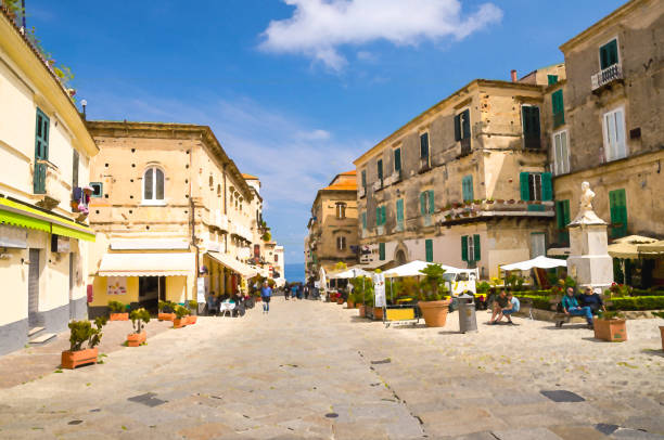 dibujo acuarela de calles de la ciudad de tropea con cafeterías y restaurantes, edificios con balcones y ventanas de persianas, cielo azul con nubes en backgrond, calabria - islas borromeas fotografías e imágenes de stock