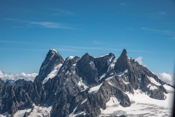 il monte bianco tra courmayeur e chamonix - crevasse glacier snow european alps photos et images de collection