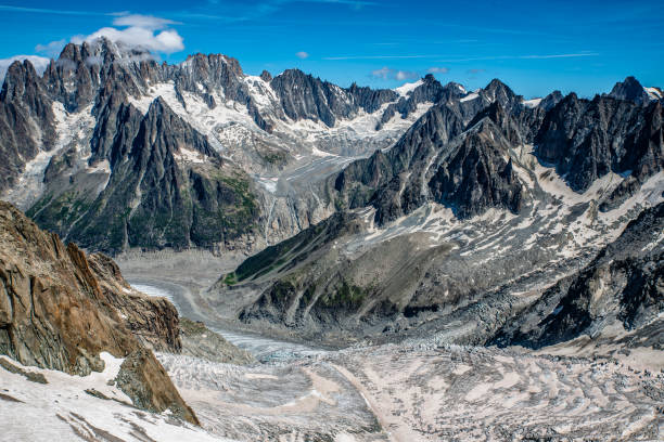 il monte bianco tra courmayeur e chamonix - crevasse glacier snow european alps photos et images de collection