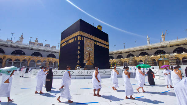 das heilige kaaba mekka - pilger kehren nach masjid al-haram in makka für begrenzte umrah als coronavirus einschränkungen - gesichtsmaske tragen muslime führen umrah - pilgrimage stock-fotos und bilder