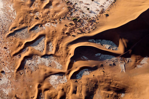 dunas de arena roja de sossusvlei, namibia. - great sand sea fotografías e imágenes de stock