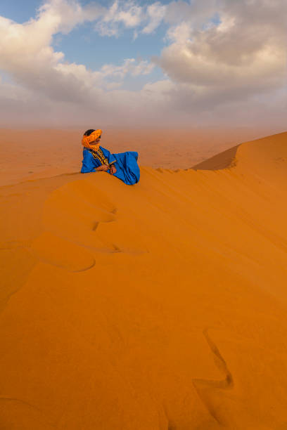 サハラ砂漠の砂丘に乗ったベルベル人。 - desert landscape morocco sand dune ストックフォトと画像