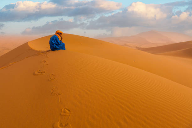サハラ砂漠の砂丘に乗ったベルベル人。 - desert landscape morocco sand dune ストックフォトと画像