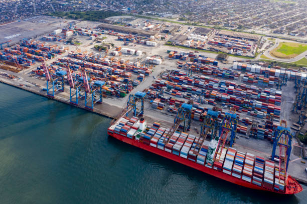 carga de buques en el puerto de santos en sao paulo, brasil, visto desde arriba - harbor fotografías e imágenes de stock