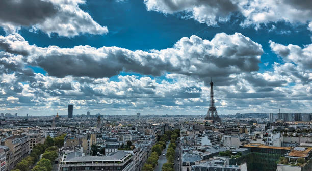 vista aérea de parís - eiffel tower paris france famous place france fotografías e imágenes de stock