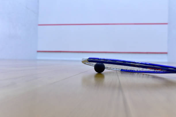 raquete de abóbora e bola no chão da quadra em clube de treinamento - squash racket sport court - fotografias e filmes do acervo