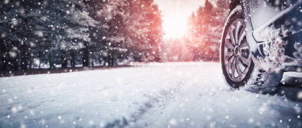 눈으로 뒤덮인 겨울 도로에서 자동차 타이어 - driveway winter white horizontal 뉴스 사진 이미지