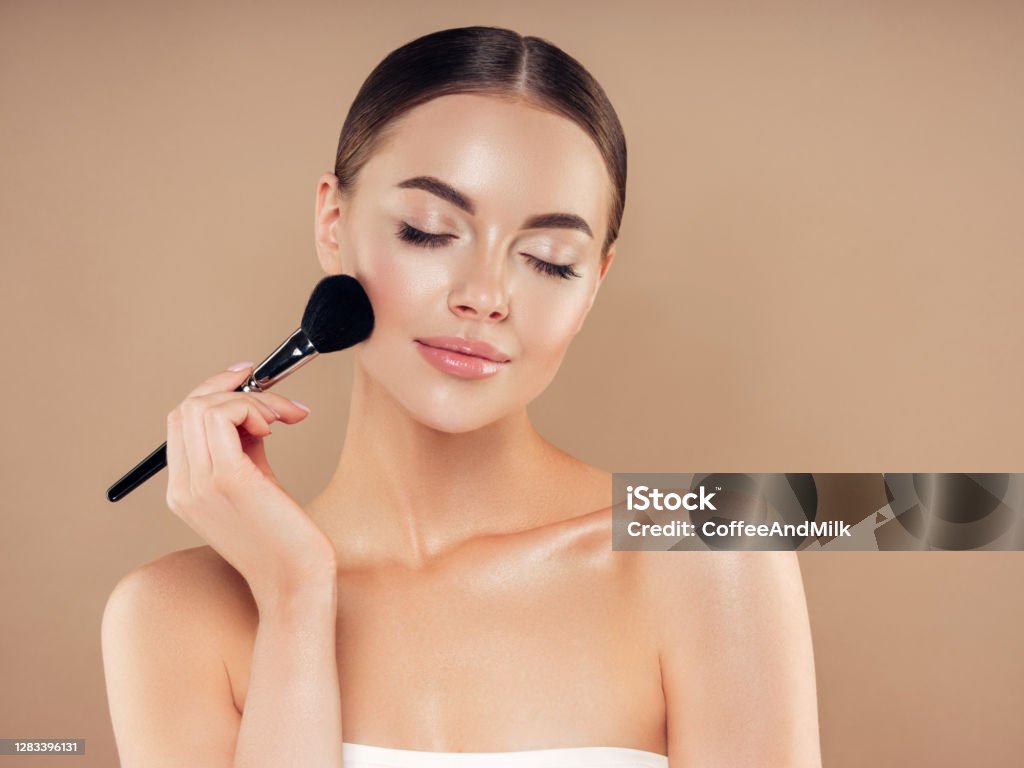 파운데이션 파우더를 적용한 아름다운 젊은 여성 - 로열티 프리 메이크업 화장품 스톡 사진