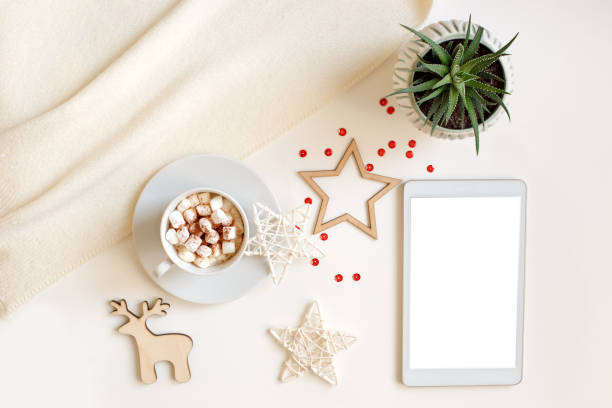 una tableta digital con una pantalla en blanco se encuentra sobre una mesa blanca rodeada de decoraciones navideñas de madera plana - star shape confetti red nobody fotografías e imágenes de stock