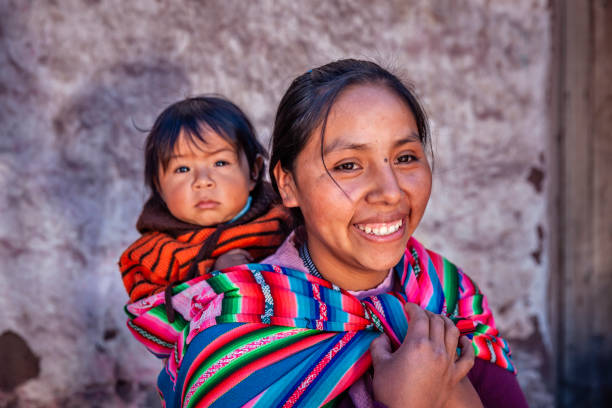 mujer peruana con su bebé en la espalda en pisac cerca de cuzco - india women ethnic indigenous culture fotografías e imágenes de stock