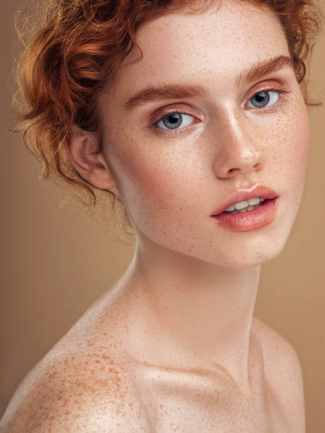 нежный портрет красивой девушки - freckle стоковые фото и изображения
