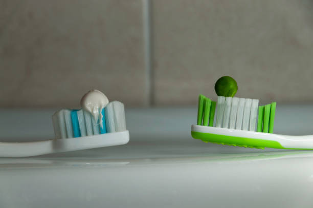 istock comparison of recommended toothpaste size equivalent to the size of a pea 1283403321