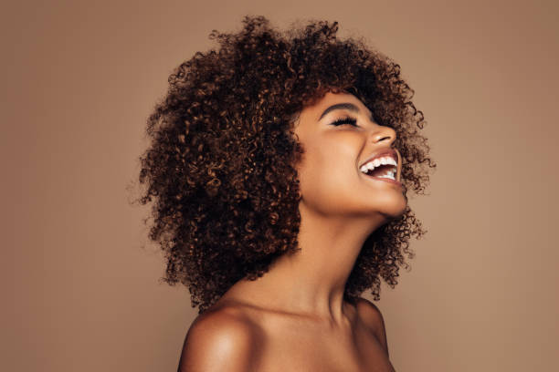 곱슬 헤어 스타일을 가진 아름다운 소녀 - african ethnicity beauty curly hair confidence 뉴스 사진 이미지
