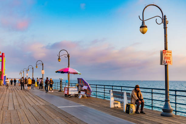 muelle de santa mónica en california, estados unidos - outdoors store beach bench fotografías e imágenes de stock