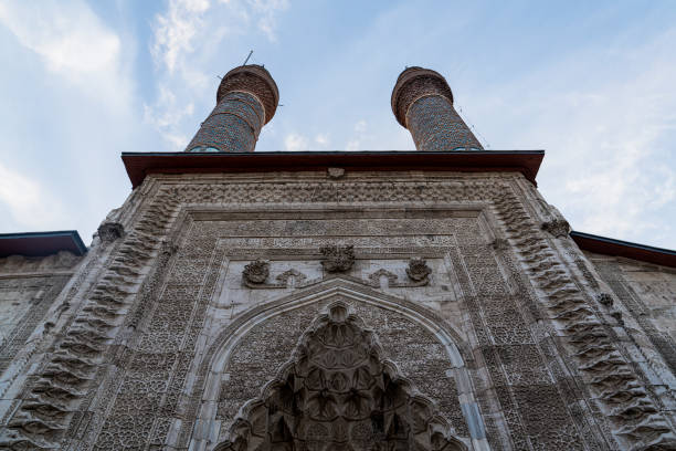 doppelminaret madrasah (cifte minareli medrese auf türkisch), sivas/türkei - sivas stock-fotos und bilder