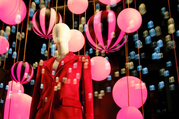 tiendas de ropa de ventanas con globos y linternas en la víspera de las celebraciones de navidad y año nuevo. mujer maniquí en traje en una tienda de ropa - garment mannequin men store fotografías e imágenes de stock