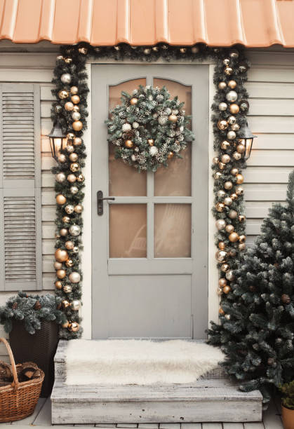 decoraciones navideñas de la casa en colores dorados y plateados. corona de navidad de hristmas en la puerta - electric light arch architecture building exterior fotografías e imágenes de stock