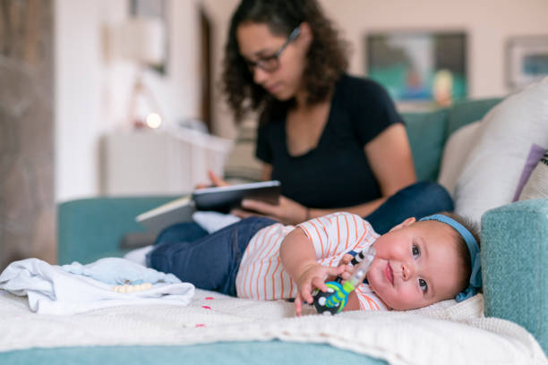 bebê bonito aprendendo a rolar - sucking asian ethnicity baby mother - fotografias e filmes do acervo