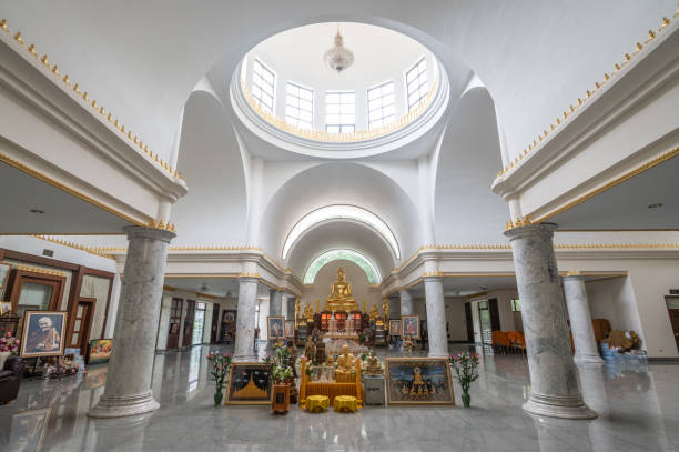 태국 치앙라이 지방의 왓 탐 파 밤 사원에 있는 양해한 비하른의 아름다운 인테리어. - dome inside of buddhism zen like 뉴스 사진 이미지