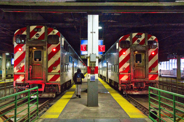 これはシカゴです - シカゴユニオン駅のメトラ列車 - union station chicago ストックフォトと画像