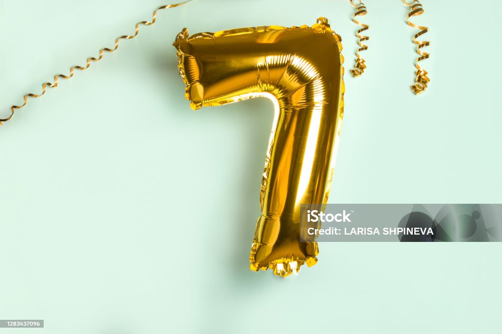 Decorazione Per Sette Feste Di Compleanno Palloncino Dorato In Forma Di 7  Numero Su Sfondo Blu - Fotografie stock e altre immagini di Compleanno -  iStock