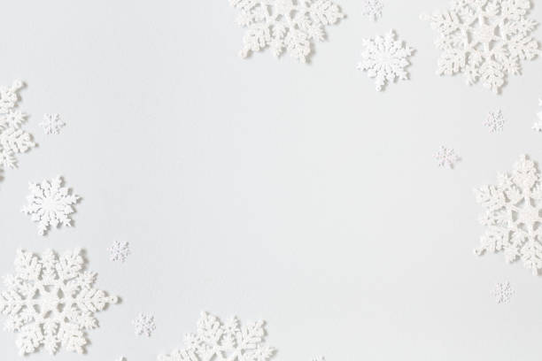 composizione natalizia. telaio in fiocchi di neve su sfondo grigio pastello. concetto di natale, inverno, capodanno. lay piatto, vista dall'alto - veduta in pianta immagine foto e immagini stock