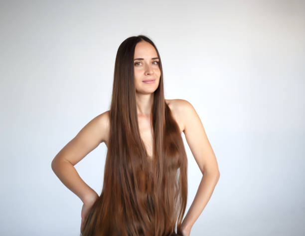 jovem mulher bonita com cabelo muito longo se senta em uma cadeira - mid teens hairstyle curly hair long hair - fotografias e filmes do acervo