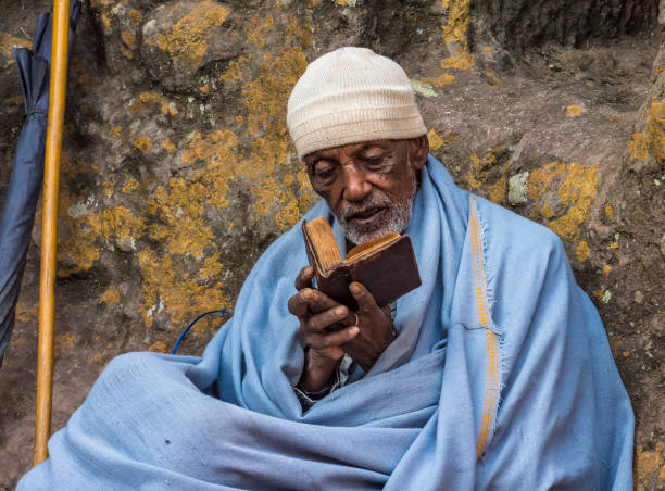 personas etíopes en la famosa iglesia de san jorge - bete giyorgis, lalibela, etiopía - rock hewn church fotografías e imágenes de stock