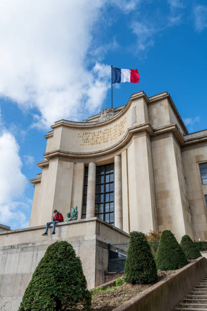 paris, france - 26 octobre 2020 : façade du palais de chaillot à trocadéro, un bâtiment monumental abritant plusieurs institutions culturelles et construit pour le 1937 - palais de chaillot photos et images de collection