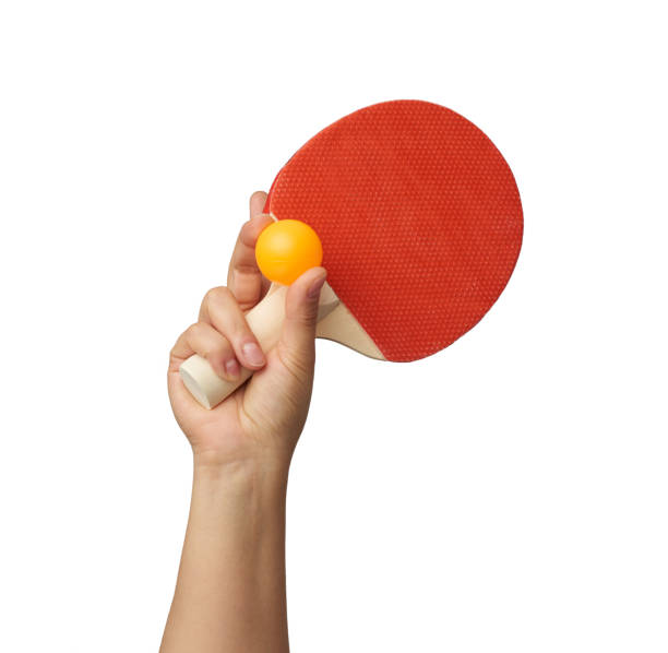 mano femminile tenendo palla di plastica arancione e tavolo di legno ping pong racchetta da ping pong - table tennis table tennis racket racket sport ball foto e immagini stock