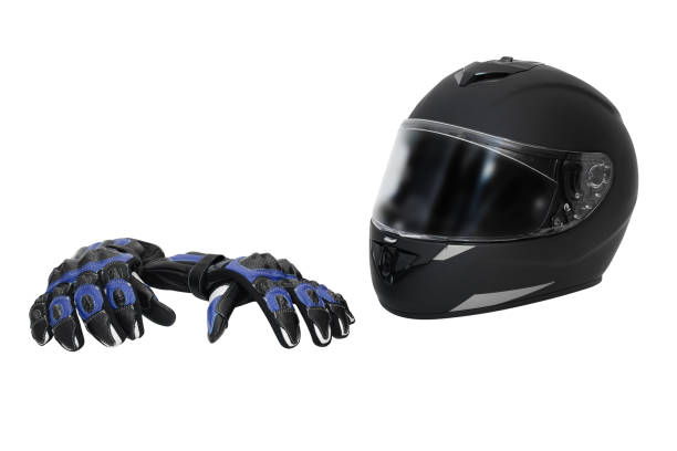 черный мотоциклетный шлем и кожаные мото перчатки изолированы на белом фоне - helmet helmet visor protection black стоковые фото и изображения
