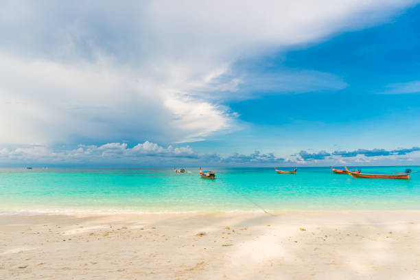 praia e mar tropical andaman com céu azul, ilha lipe satun - phuket province - fotografias e filmes do acervo
