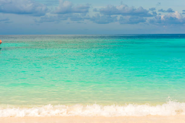 пляж и тропическое асмана море с голубым небом, липский остров сатун - phuket province стоковые фото и изображения