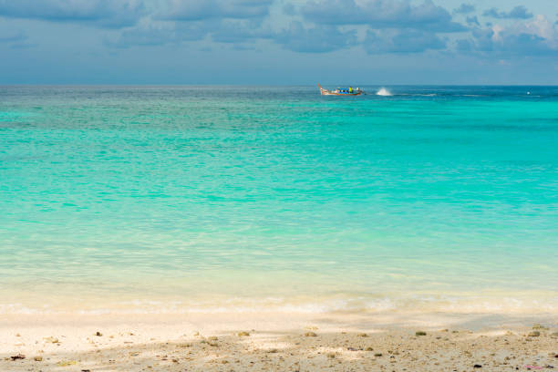 praia e mar tropical andaman com céu azul, ilha lipe satun - phuket province - fotografias e filmes do acervo