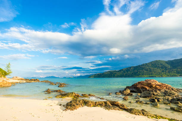 пляж и тропическое океман море с голубым небом - phuket province стоковые фото и изображения