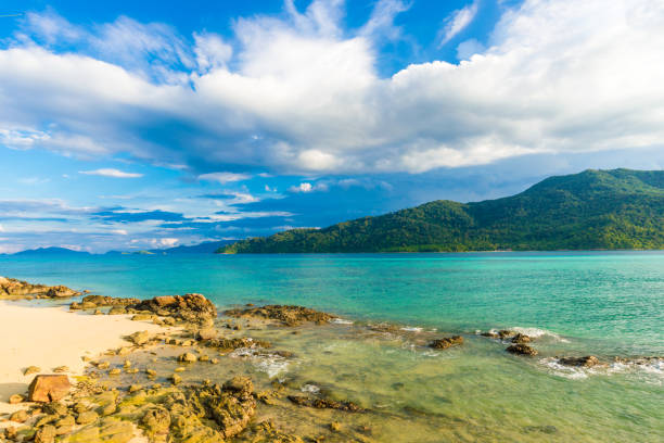 пляж и тропическое океман море с голубым небом - phuket province стоковые фото и изображения